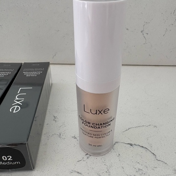 Luxe Color Changing Foundation with Brush Set (2 bottles) - Picture 5 of 5